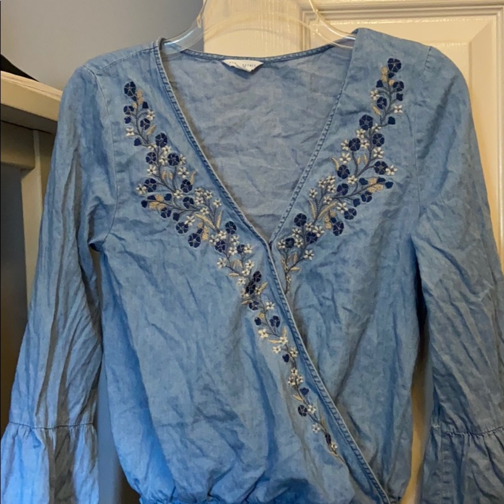 Aeropostale Women’s Jean Shirt w/ Flowers Size: S